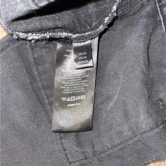 BDG by Urban Outfitters Girlfriend Highrise Black Distressed Shorts. Size 24 - Picture 5 of 5